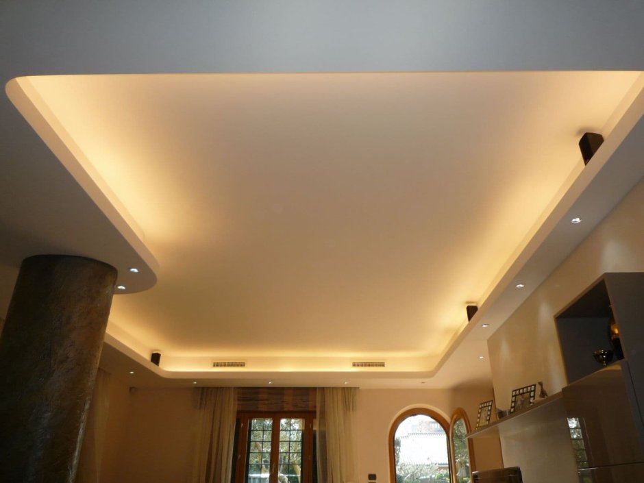 Потолок с выступом из гипсокартона