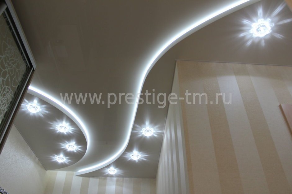 Двухуровневый потолок в коридоре