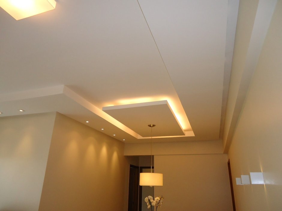 Одноуровневые потолки из гипсокартона с подсветкой