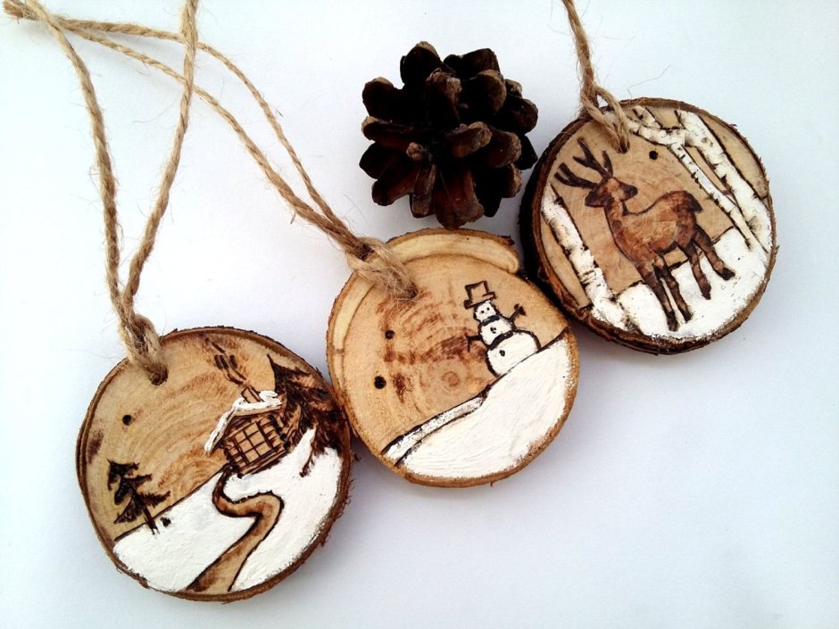 Новогодние украшения из спилов дерева