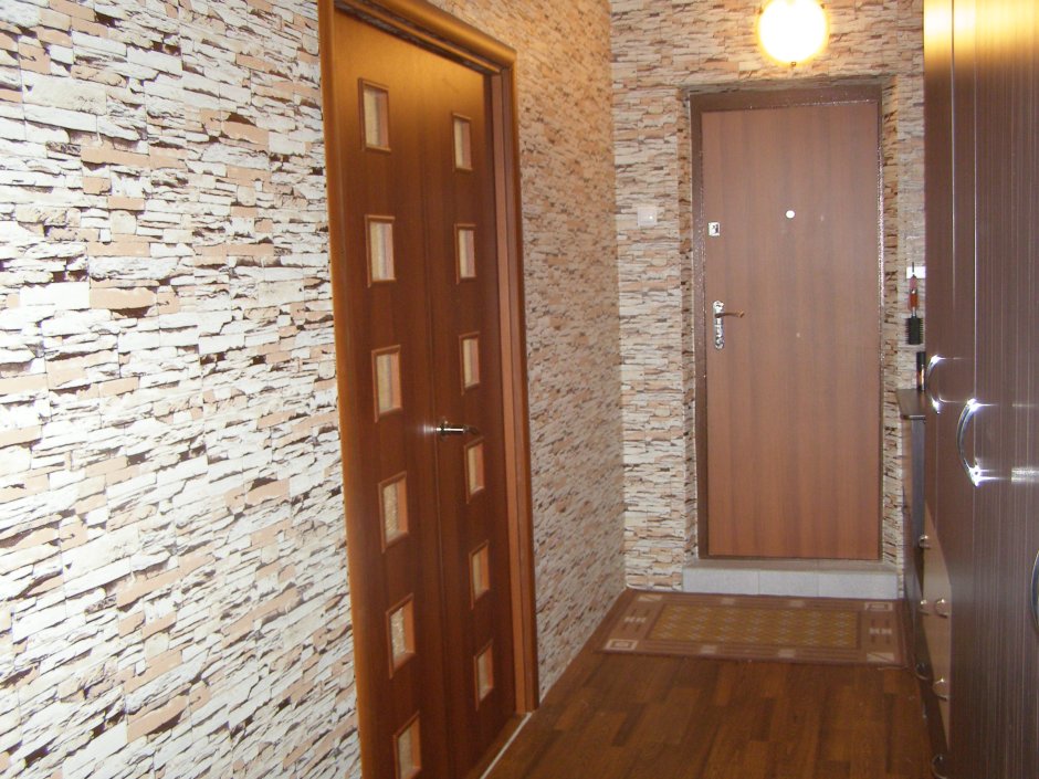 Светлая плитка в прихожей