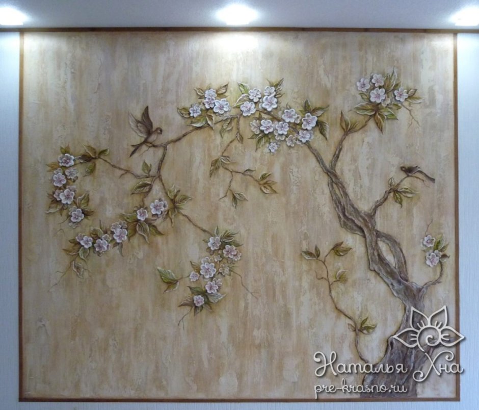 Лепнина дерево на стене