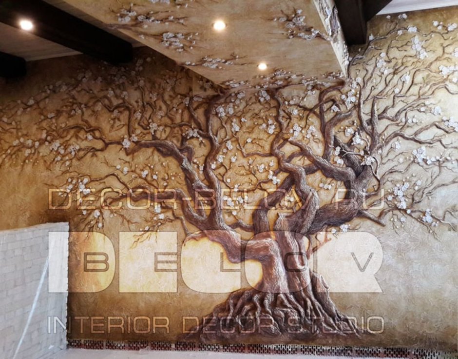 Лепнина дерево на стене