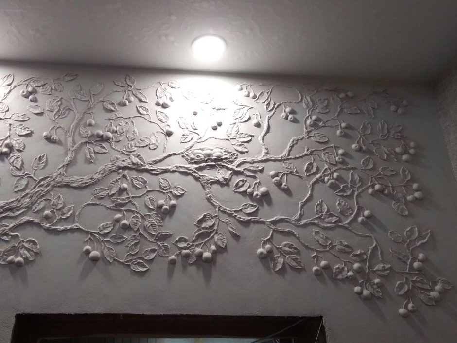 Барельеф птицы на стене