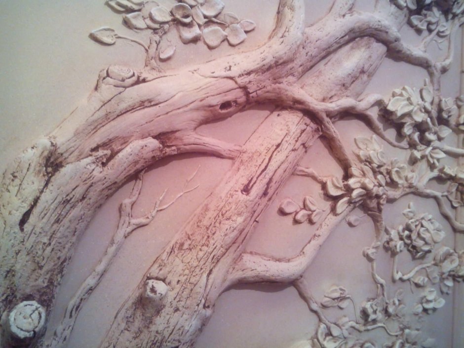 Барельеф дерево на стене