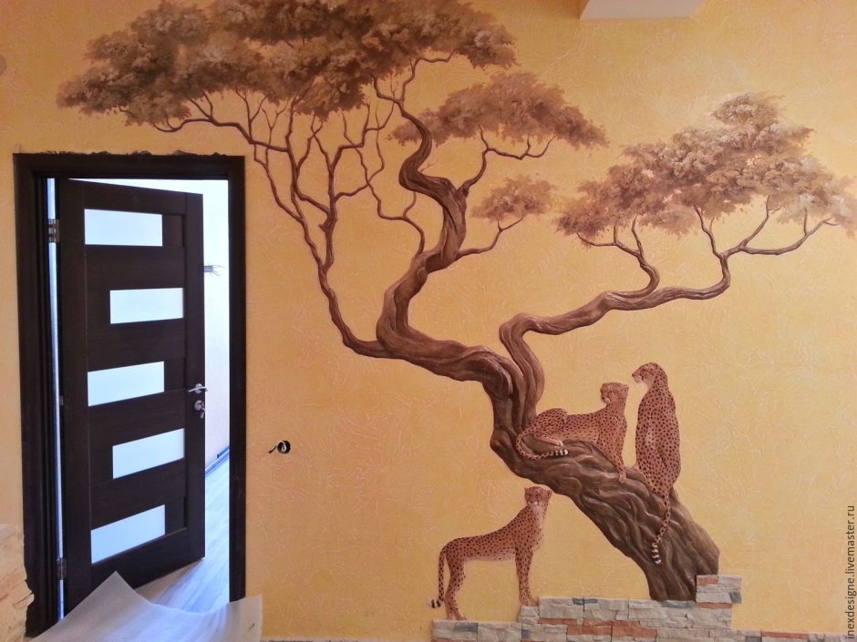 Барельеф дуба на стене