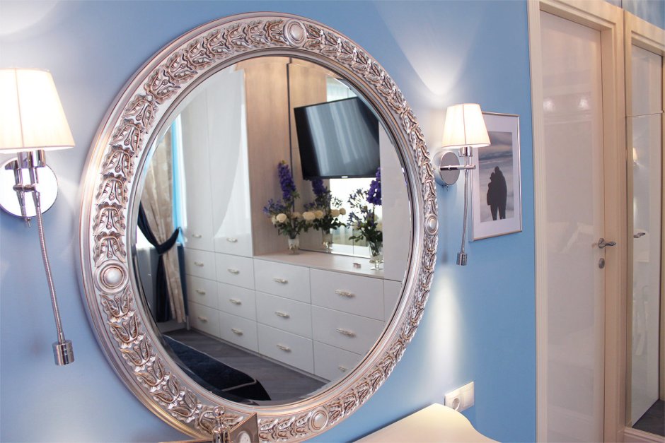 Полукруглое зеркало в ванную