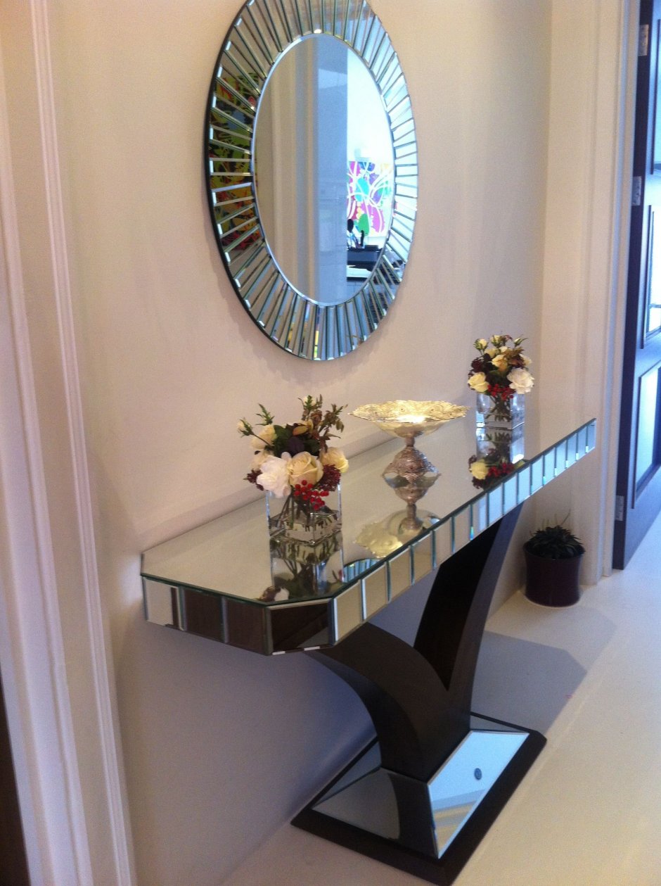 Круглое зеркало в прихожей