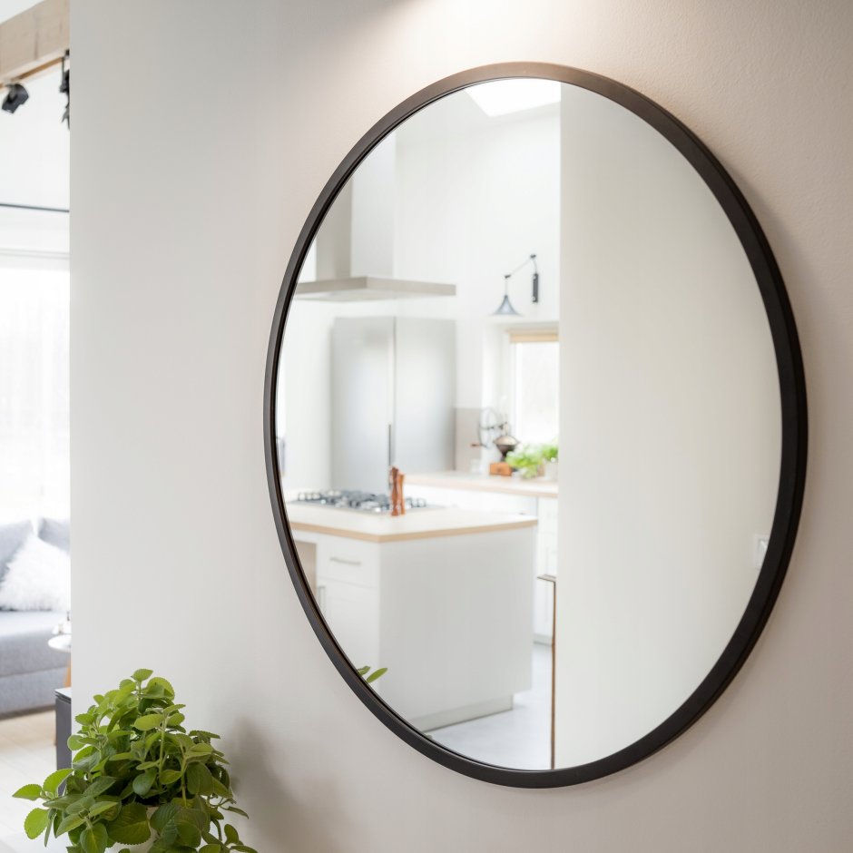 Круглое зеркало в прихожей девушка