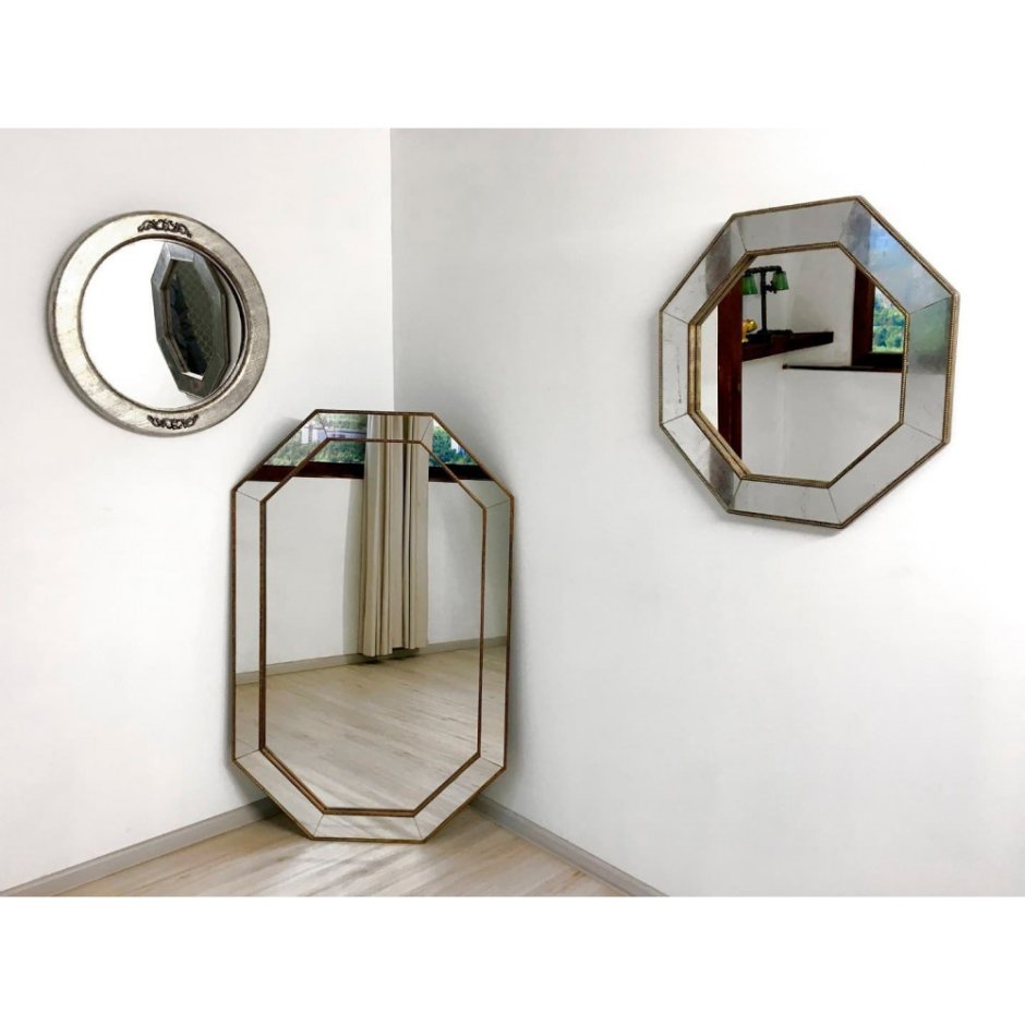 Большое круглое зеркало в прихожей