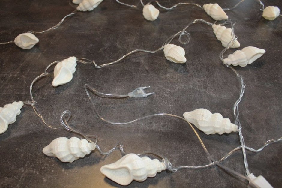 Украшение стены ракушками