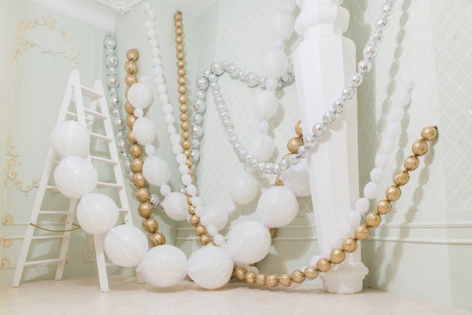 Украшение стены ракушками