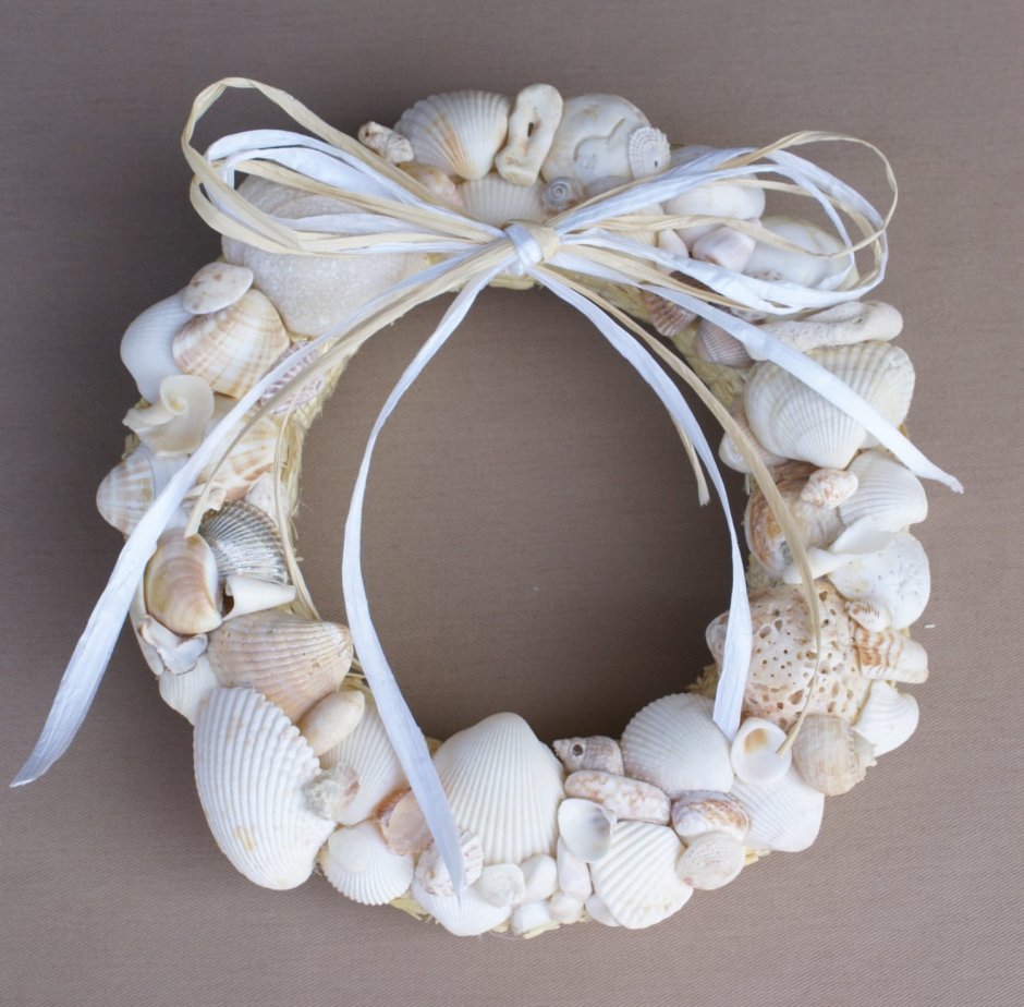 Украшение стены ракушками