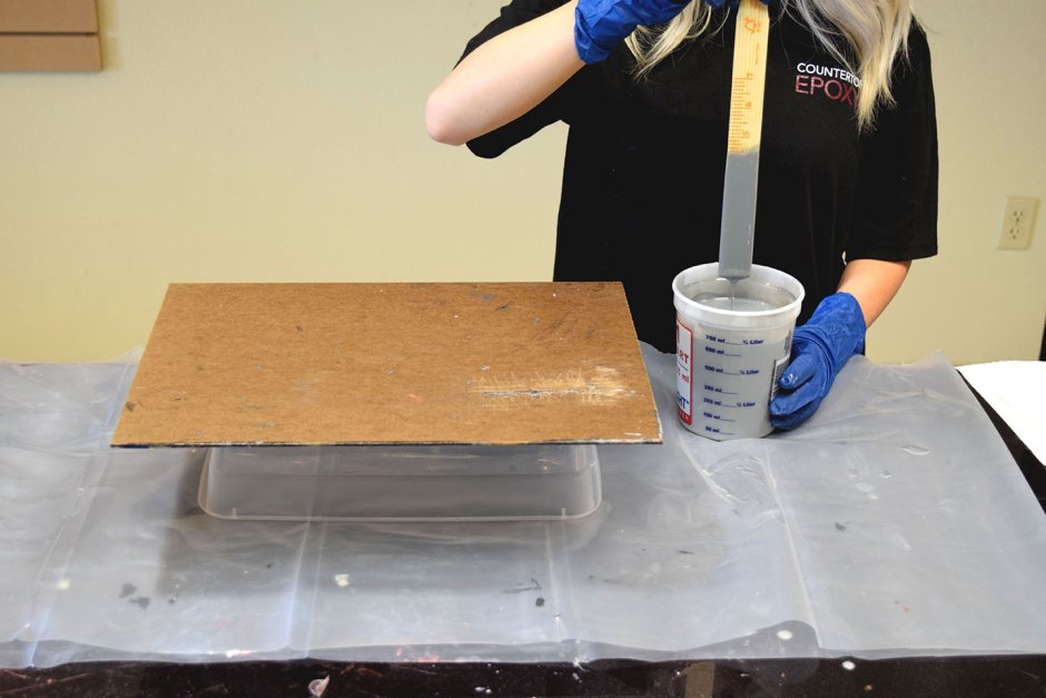 Шпатель. Для нанесения эпоксидной смолы на столешницу