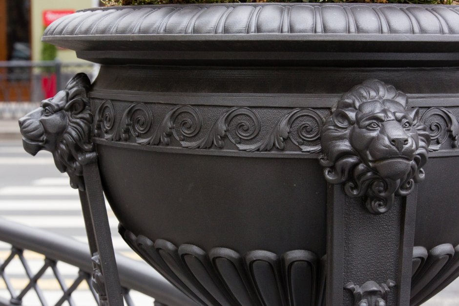 Вазоны чугунные уличные