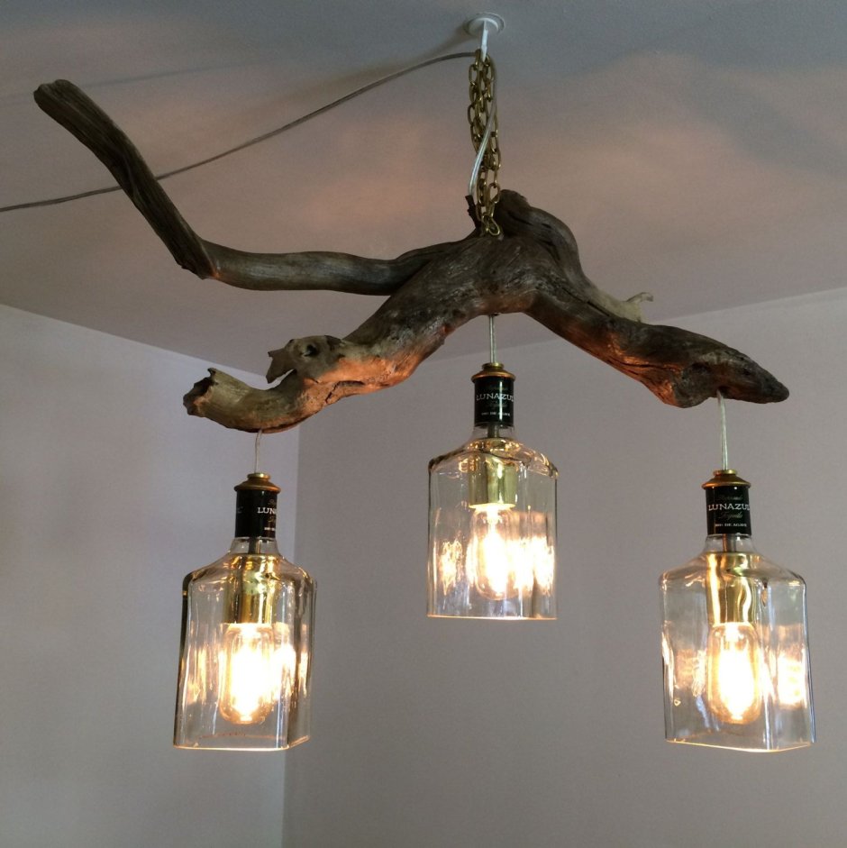 Люстра из дерева и бутылок
