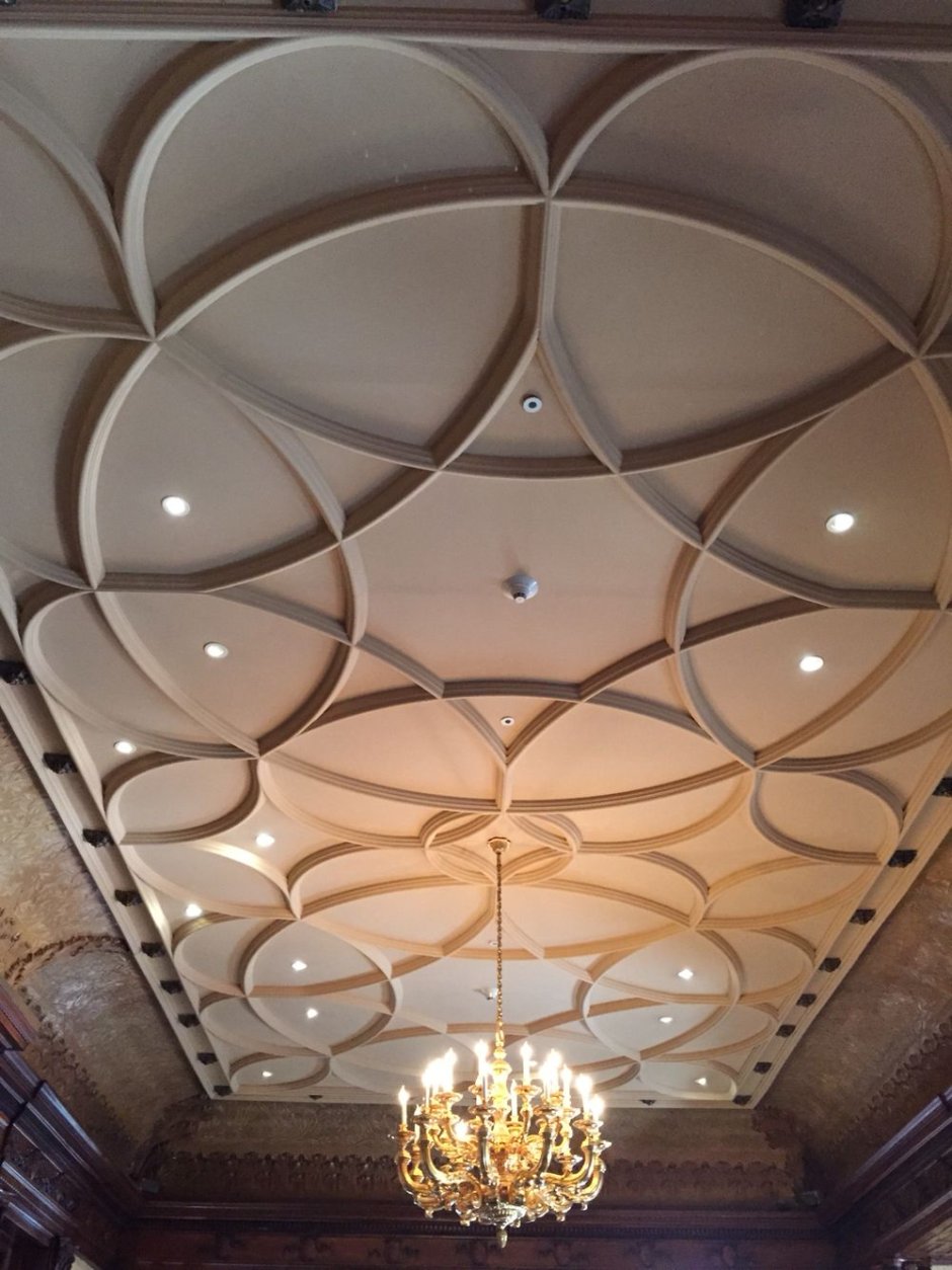Декор потолка потолочной плиткой