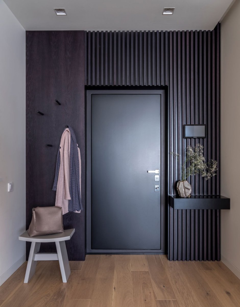 Прихожая в современном стиле с рейками