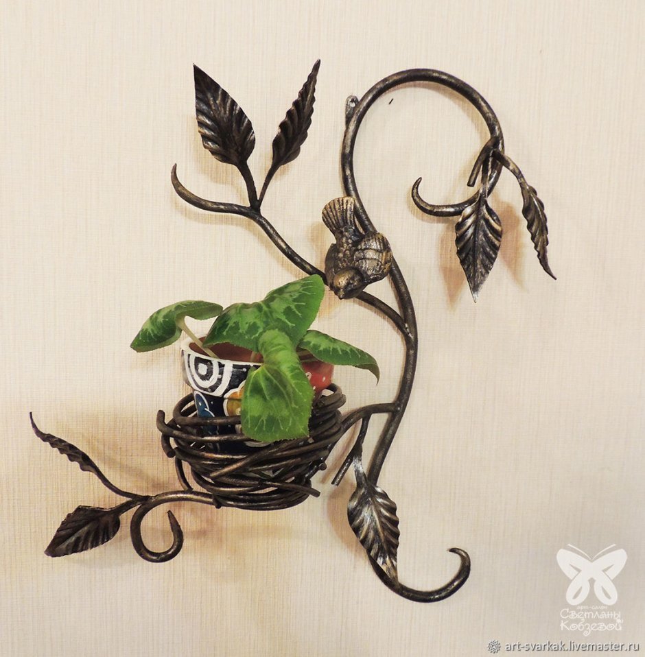 Кованые настенные подставки для цветов