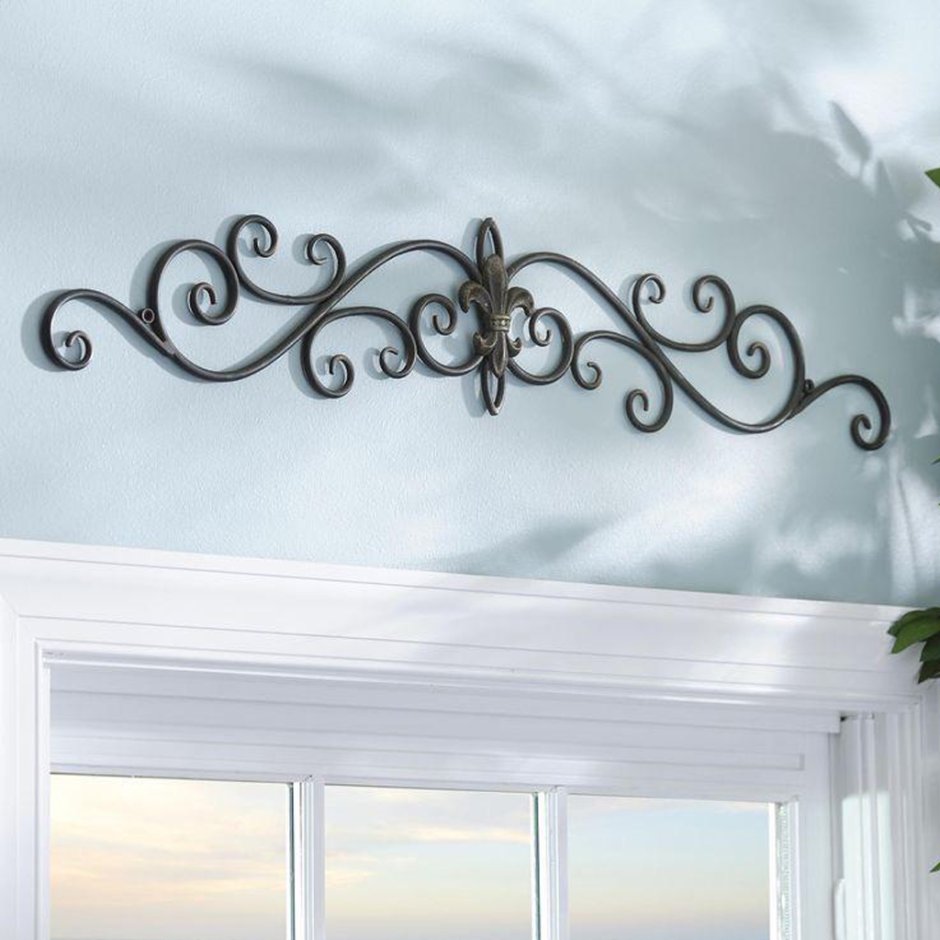 Кованное украшение стены