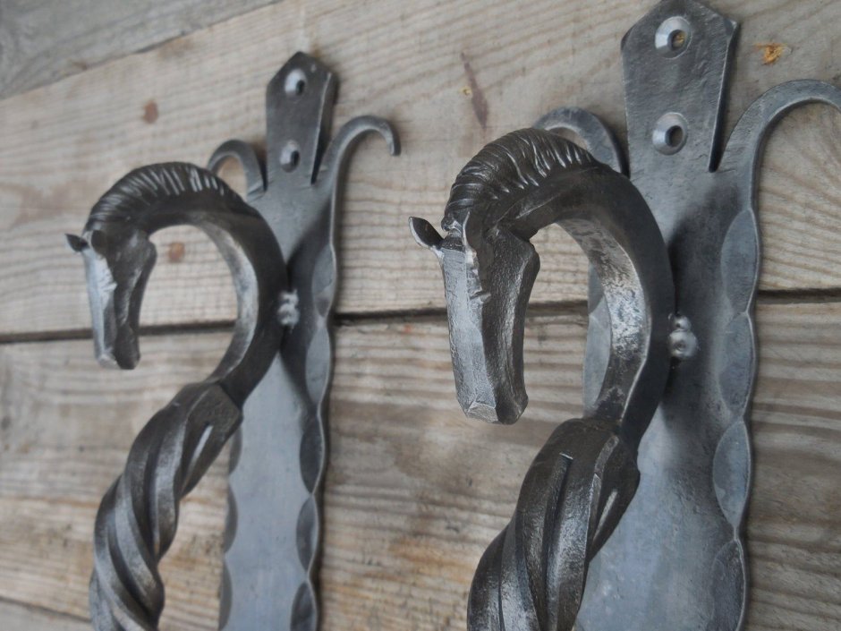 Дверная ручка из металла