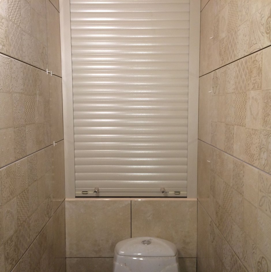 Рулонные шторы в туалете за унитазом