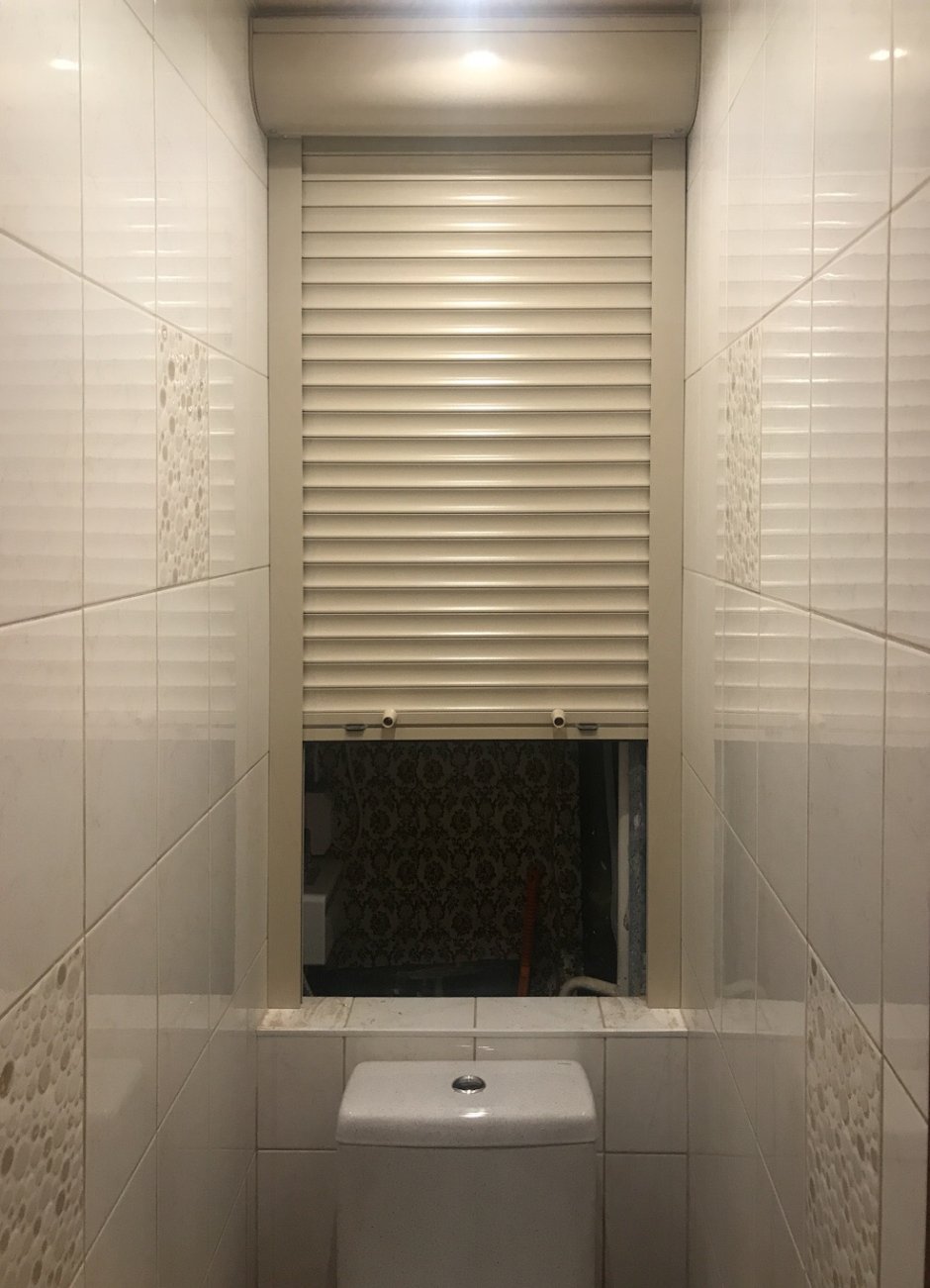 Рулонные шторы в туалете