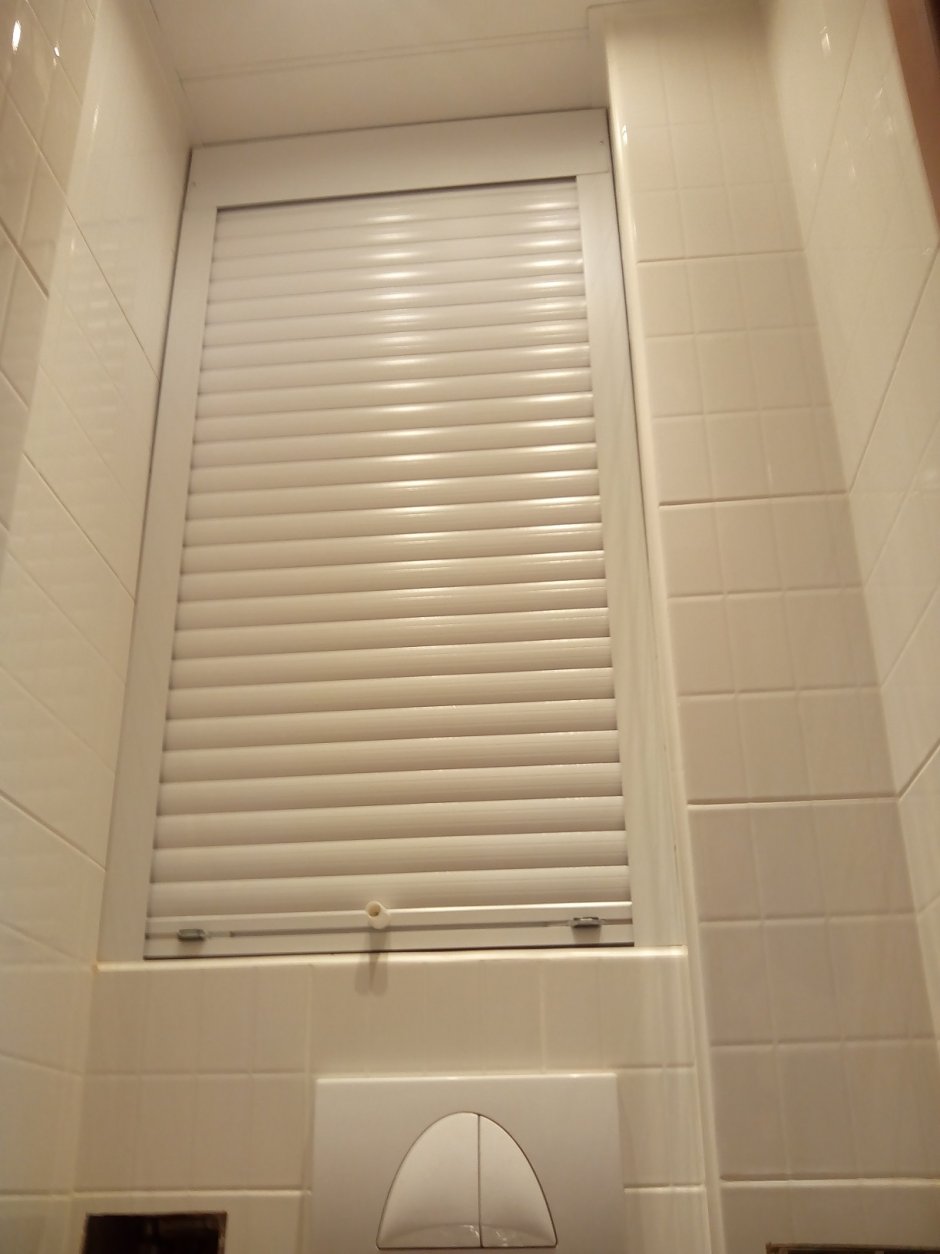 Жалюзийные дверцы в туалете