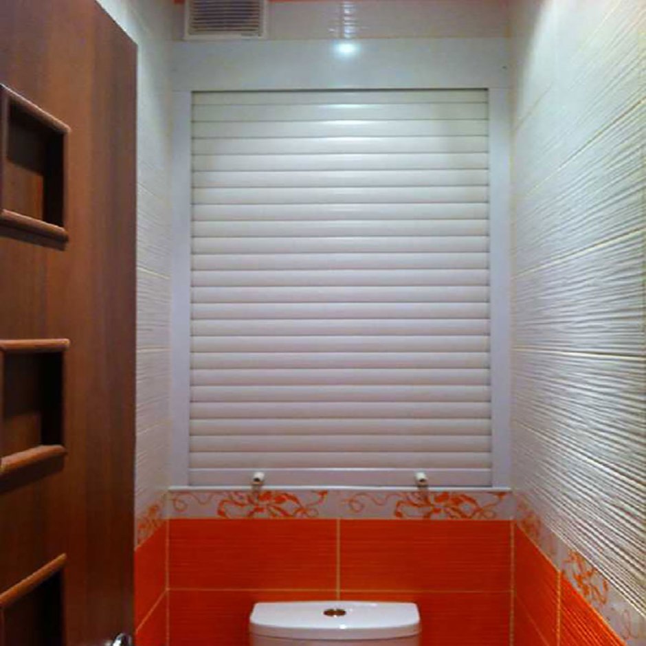 Штора в туалете за унитазом