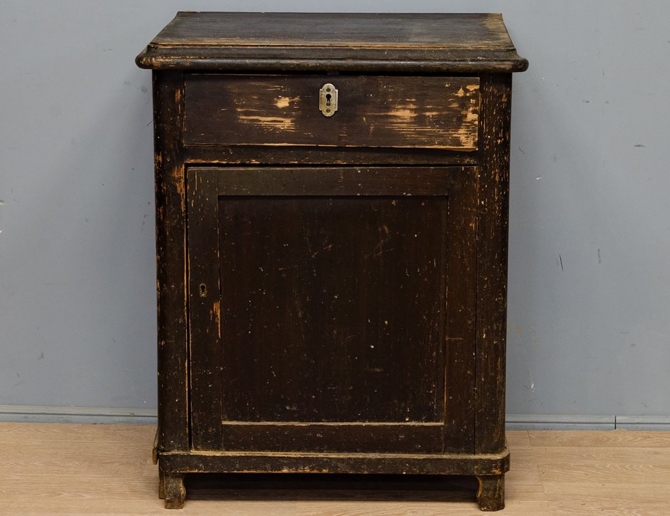 Старинная тумбочка