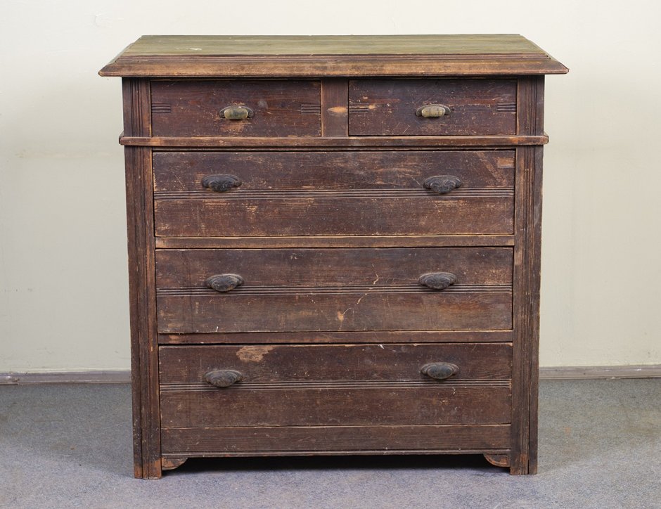 Обшарпанная тумба черная