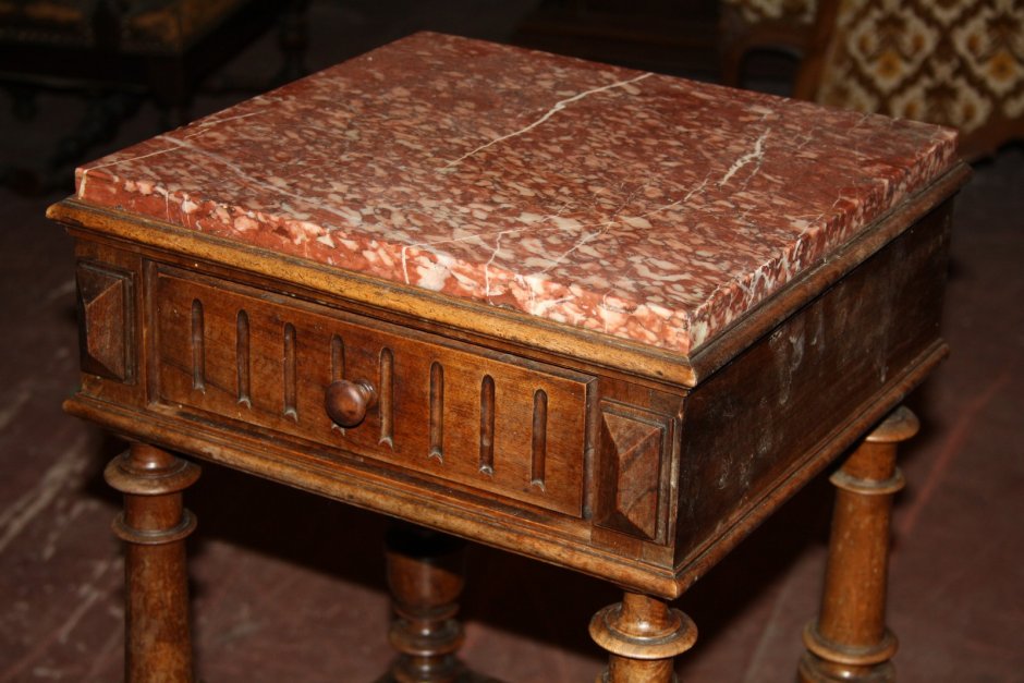 Склад старой мебели