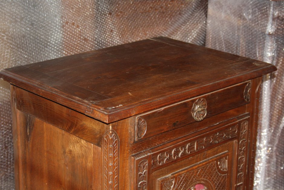 Старинный прикроватный столик