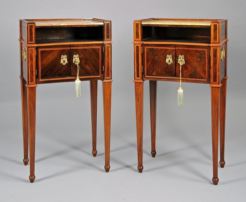 Старая тумбочка