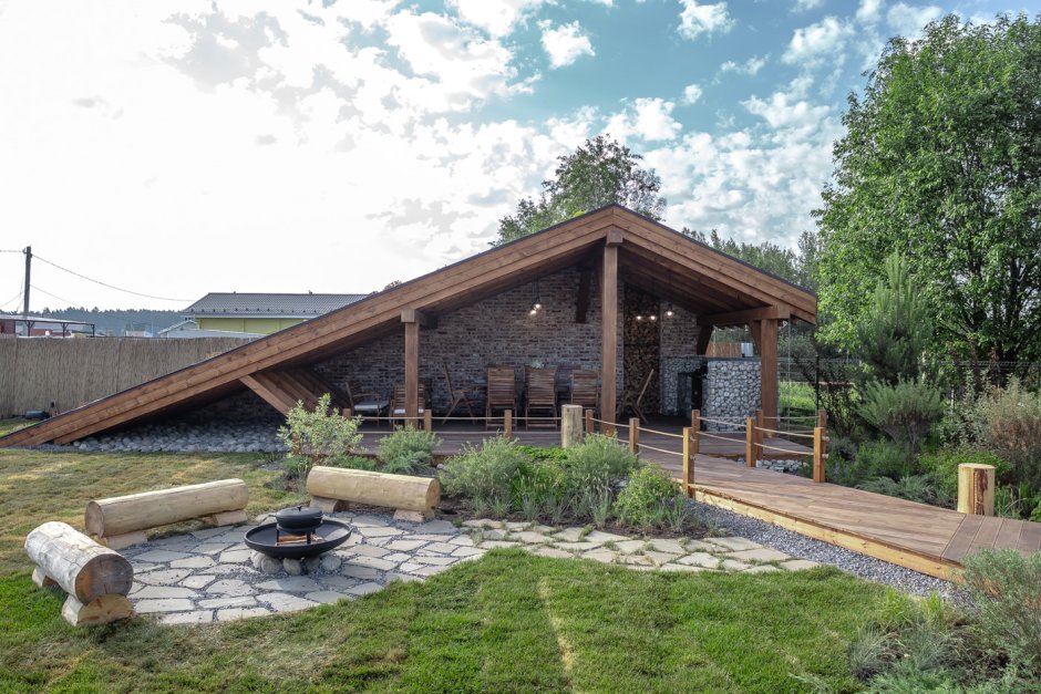 Беседка между домом и баней