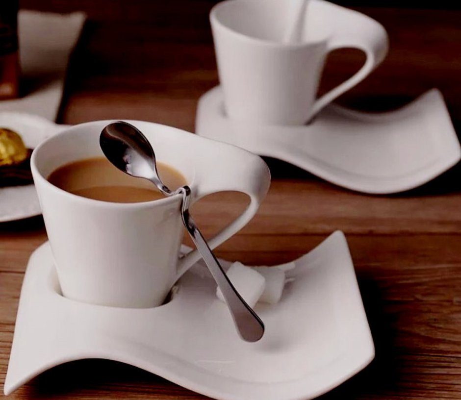 Стеклянная посуда на столе