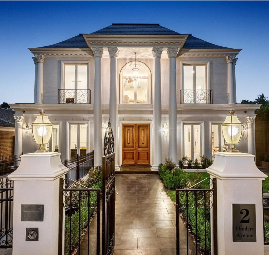 Небольшой двухэтажный дом в классическом стиле