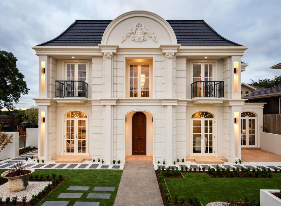 Двухэтажный дом в классическом стиле