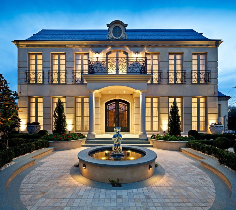 Двухэтажный дом в классическом стиле с террасой