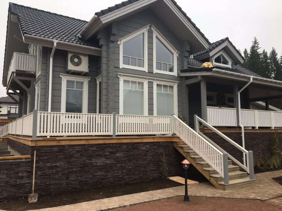 Серый деревянный дом