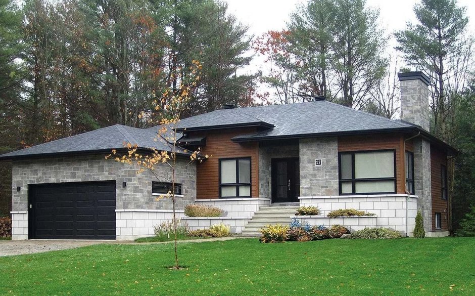 Одноэтажный дом с цокольным этажом и гаражом