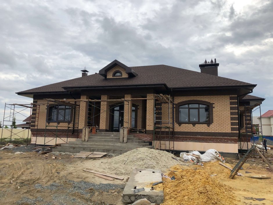 Одноэтажный дом облицованный кирпичом