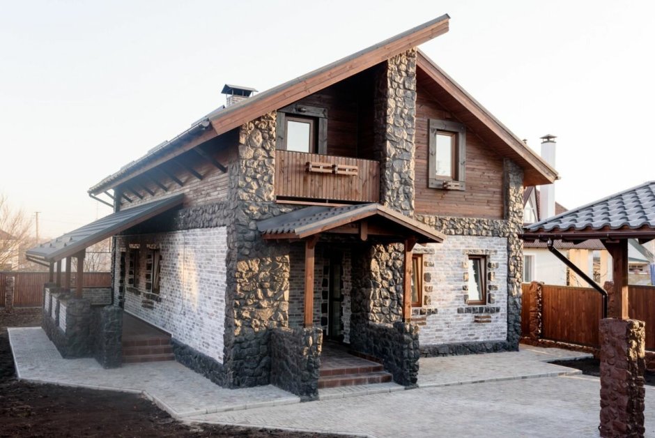 Дом из кирпича и бруса