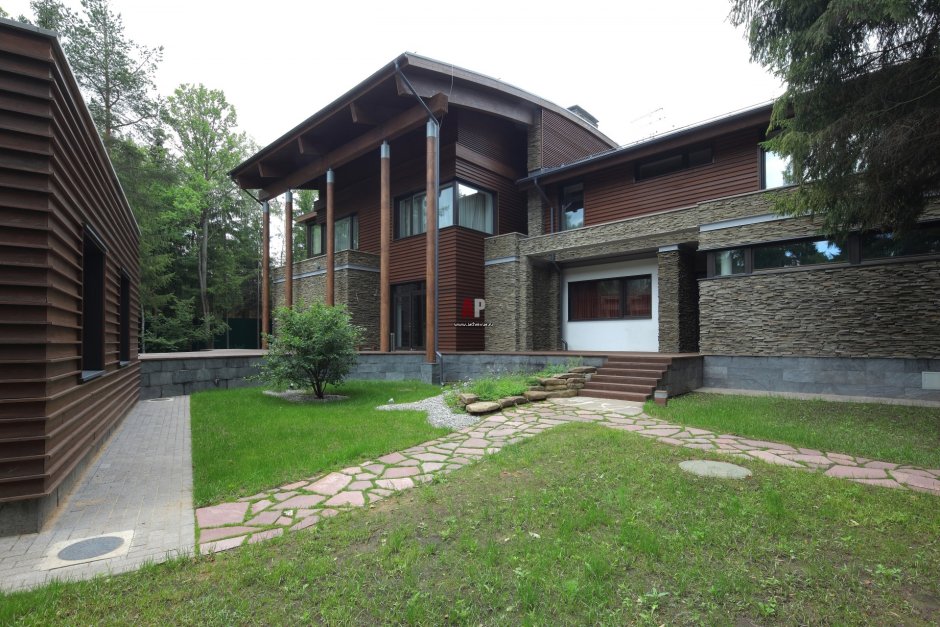 Фасад камень и дерево