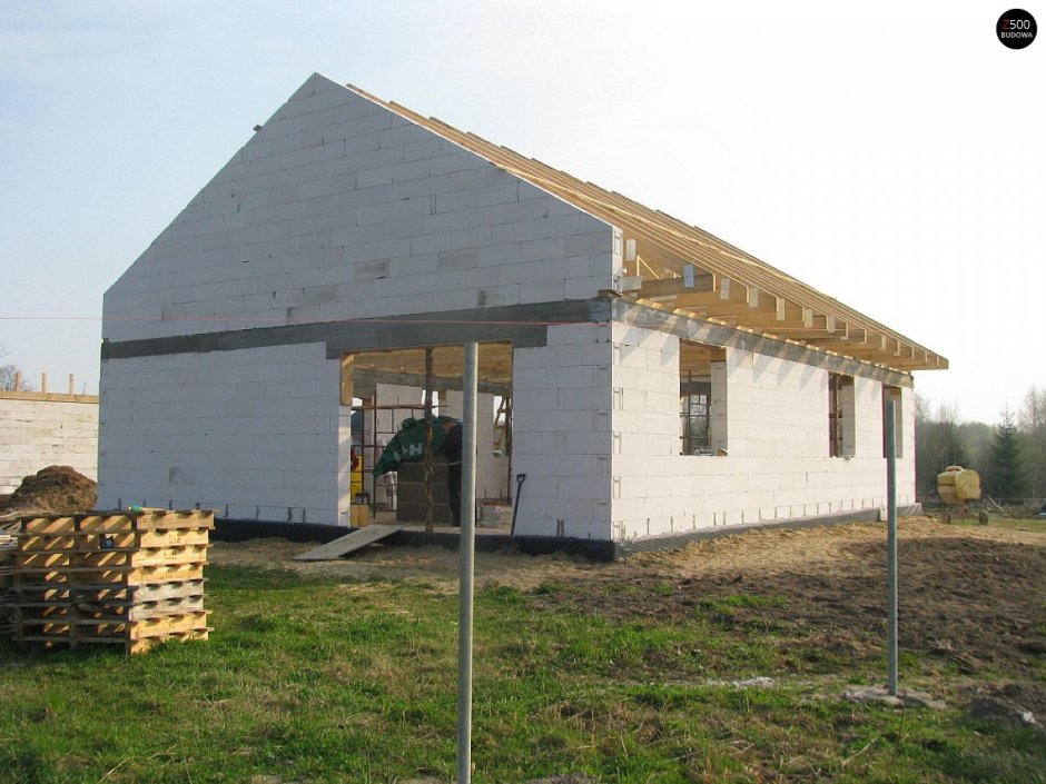 Одноэтажный дом из газобетона с двухскатной крышей