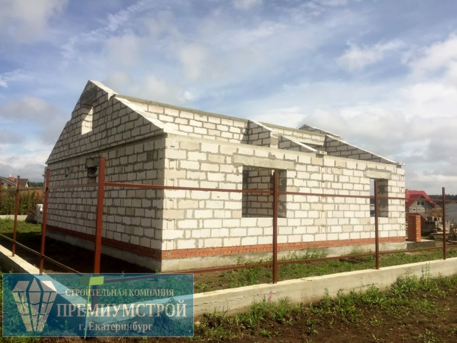 Дом из блоков одноэтажный с двускатной крышей