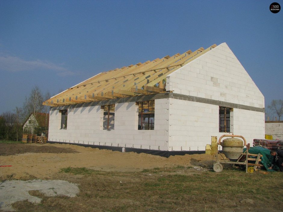 Одноэтажный дом из блоков с двухскатной крышей