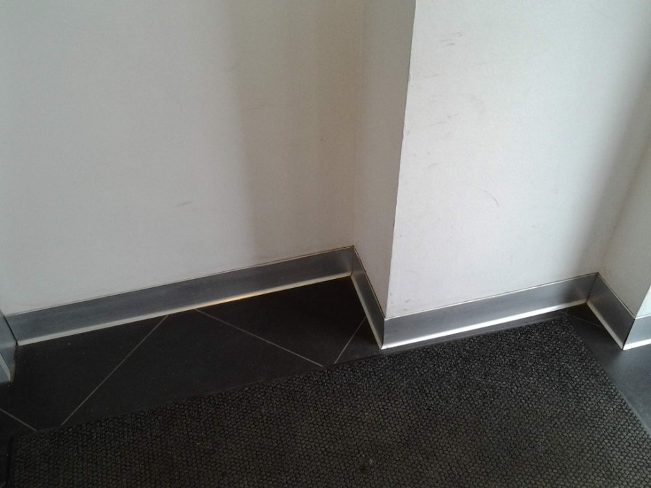 Плинтуса для туалета на пол