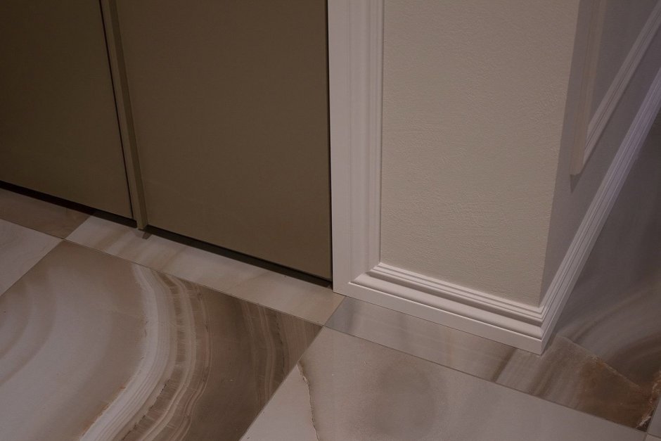 Щель между плинтусом и полом