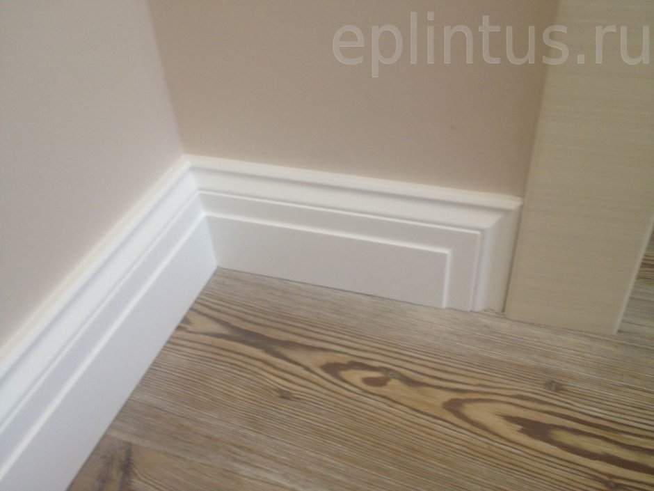 Стык плинтуса и шкафа